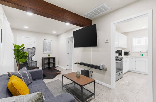 Compton Apartment | Comfortable Compton 2 Bed APT 2