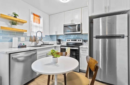 McCully - Moiliili Apartment | Contemporary & Renovated Honolulu Suite w/AC