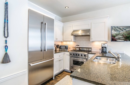 Telluride House | Cool Gondola District Home-1/2 blk Lifts-Skiing-Private Hot Tub!