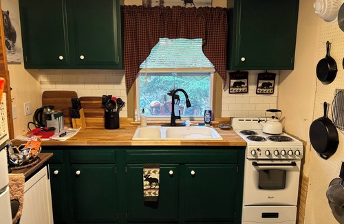 Bath Cabin | Cozy 2-bedroom cabin w/AC in Bath across from a river in The White Mountains