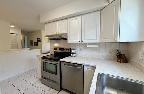 McCully - Moiliili Apartment | Cozy and Modern Honolulu Hale