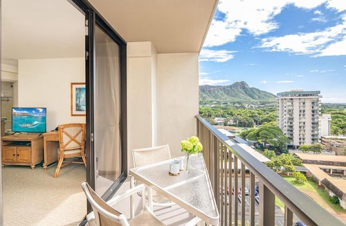 Waikiki Apartment | Cozy & Diamond Head View at Waikiki with Parking