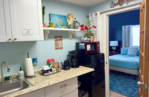 Royal Hawaiian Estates Apartment | Cozy Rainforest Retreat with Private Hot Tub, 5 mins to Volcanoes Natl Park