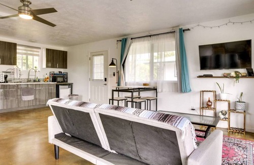 Keaau Cabin | Cozy Space - 1 Mi to Ocean!