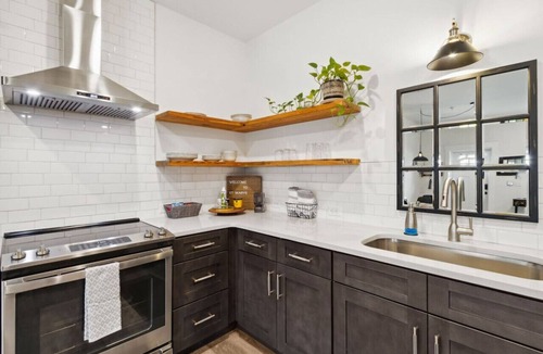 St. Marys Apartment | #D Industrial Vibe - DT - Steps to Shops & Dining