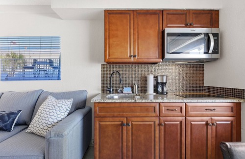 East Daytona Condo | Direct Ocean Views, Clean & Cozy Studio – Walk to Dining & Beach Fun