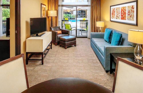 Lloyd District Hotel | DoubleTree by Hilton Hotel Portland 1 King Executive Suite with Living Room