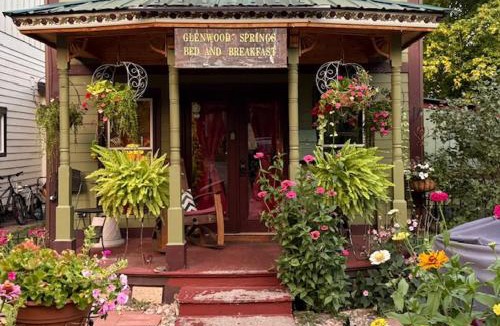 Glenwood Springs Bed & Breakfast | Downtown B&B with Jacuzzi