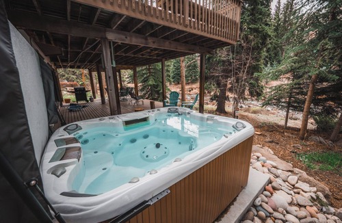 Vail Ski Chalet | Entire 7BR House on Gore Creek · Walk to Both Villages · Hot Tub · Sleeps 16