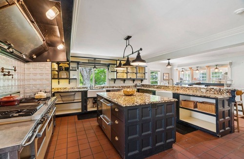 Guild Bed & Breakfast | Fabulous 7-bedroom bed & breakfast in charming Newport with AC
