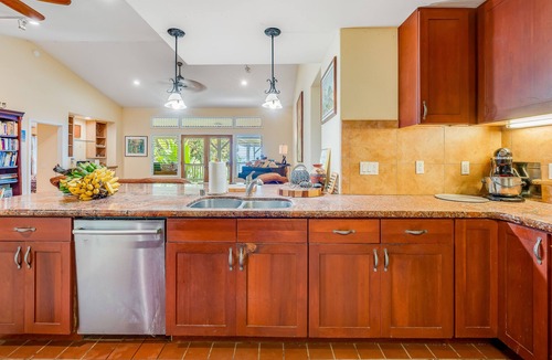 Holualoa House | Fabulous island escape on coffee farm with hot tub, furnished deck & ocean views