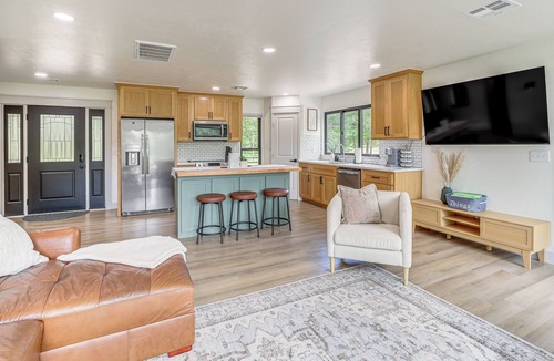 Hoyt House | Family Fun! Lake Eufaula Home w/Wraparound Deck