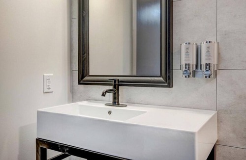 Silverthorne Hotel | Flexible Stay for Groups – 2 Relaxing Units, Walk to Dining, Music, Art & Parks