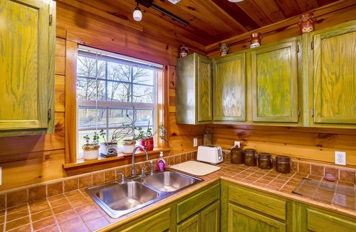 Rising Fawn Cabin | Free Ruby Falls Ticket & More -Hot tub-3 acres-5 min walk to lake fishing-15 min Cloudland Canyon
