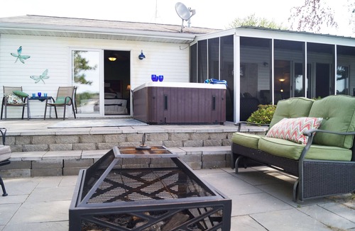 Nashua House | Fresh and Modern Lakefront Cottage minutes from the Little Brown Church