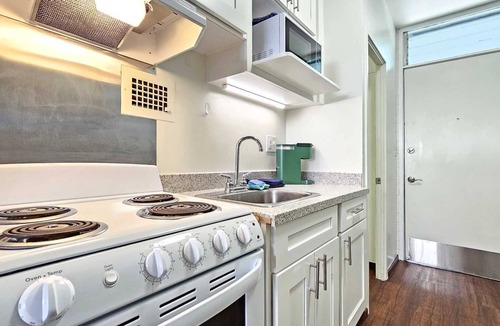 Waikiki Apartment | Furnished monthly rental Waikiki Neighborhood 402