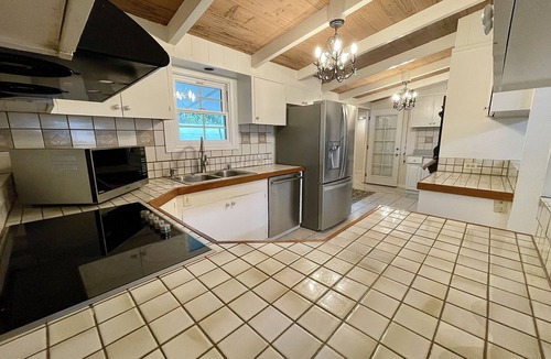 Manoa House | Glamorous 5BR Home near Waikiki