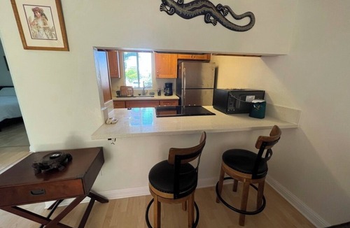 Waipahu House | Gorgeous 2-bedroom townhome with AC in friendly near Waikele outlet mall.