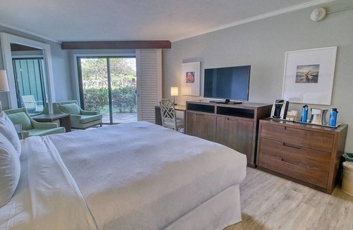 Hanamaulu Resort | Ground Floor Pool Garden Lanai. 4 Star Beachfront Resort. King Bed. AC.