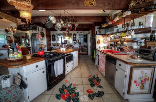 Hilo House | Hale Kawehi BnB Guesthouse In Quaint Downtown Hilo, Hawaii. PL-USE-2022-000007