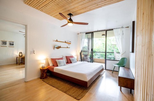 Historic Kailua Village Apartment | Hawaii Lifestyle Design Condo l Pool l Near Beach l AC l Free Parking l Sleeps 6
