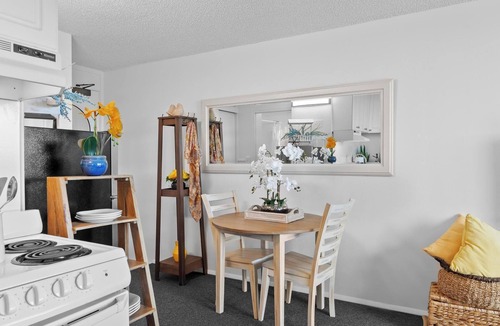 Hilo Apartment | Hilo Lagoon Studio with cool AC, Amazing Views, Wi-Fi, Pool