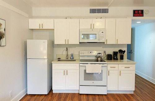 Hilo Condo | Hilo Lakefront Studio, Pool, Walk to Downtown