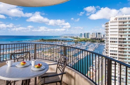 Waikiki Resort | Hilton's Lagoon Tower 1-Bd Plus Ocean View: A Paradise with Endless Fun