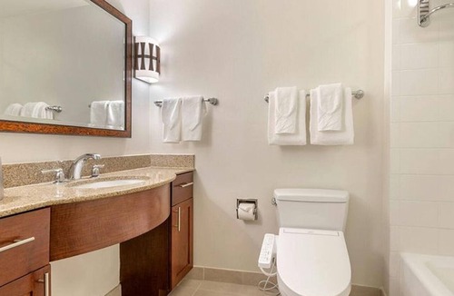 Waikiki Resort | Hilton's Lagoon Tower 1-Bd Plus Ocean View: A Paradise with Endless Fun