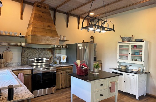 Jonesboro House | Historic luxury refurbished barn - Hiking trails & Shawnee Hills Wine Trail