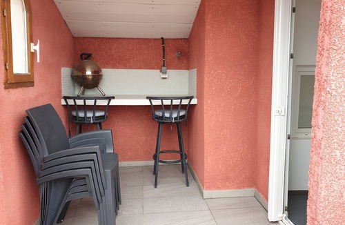 Roques Apartment | https:/redhouse-studios.com/Studio apartment with a sun deck and a view of the Pyrenees