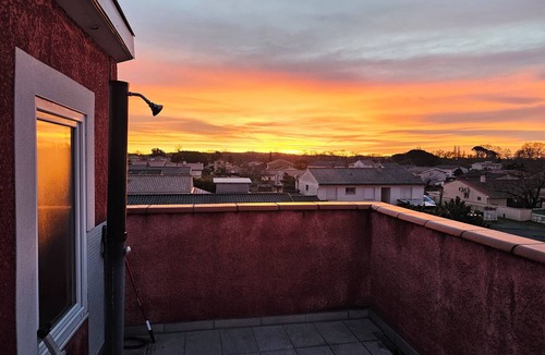 Roques Apartment | https:/redhouse-studios.com/Studio apartment with a sun deck and a view of the Pyrenees