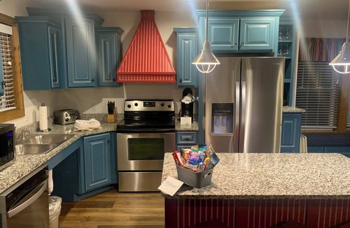 Branson Cottage | Huge 4BDR/3BA cottage in Stormy Point Village with fireplace and rec room!