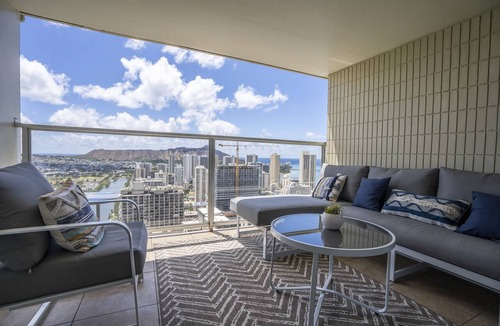 Waikiki Condo | IC 43th Floor Studio with balcony to enjoy Mountain View