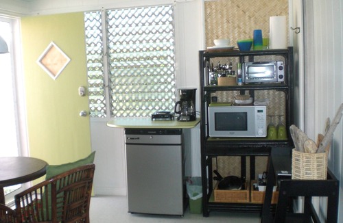 Waimanalo Beach Apartment | If You Like Crowds, Don't Stay Here !.Sleeps 2 - Walk to Beach!