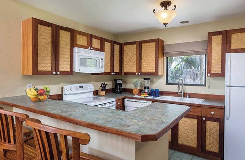 Kailua-Kona Resort | IRONMAN 2026 LODGING: 2 BR DELUXE CLUB WYNDHAM KONA HAWAIIAN RESORT