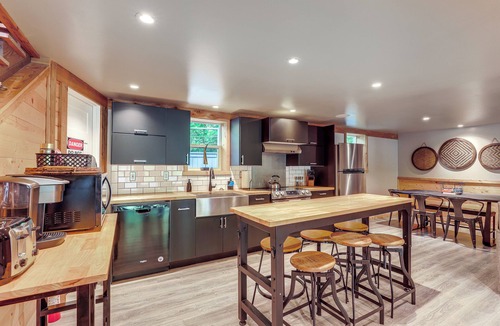 Washougal House | Jurassic Retreat: Hot Tub & Life-Size Dinosaurs!