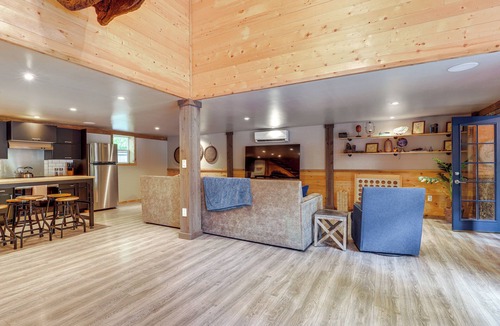 Washougal House | Jurassic Retreat: Hot Tub & Life-Size Dinosaurs!