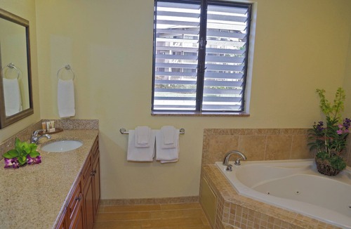 Queen Emmas Bluffs Hotel | Ka'Oi Resort, Princeville Kauai, Hawaii -1 Bed Plus
