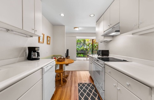 Waialae Iki Condo | Kahala Beach Villa: Condo w/Tropical Garden Views & Beach Access