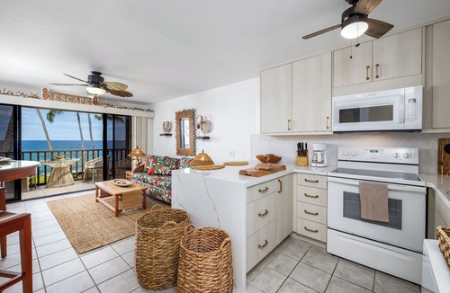 Kailua-Kona Condo | Kona Isle E23 DIRECT OCEAN FRONT, REMODELED, 2nd floor, Gorgeous 1/1