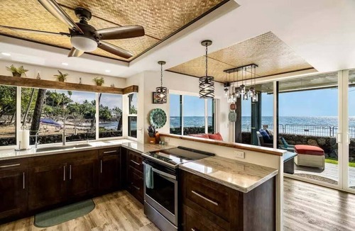 Historic Kailua Village Condo | Kona Reef A1: Ocean-view 2BR condo in Kailua-Kona, perfect for 4-6 guests.