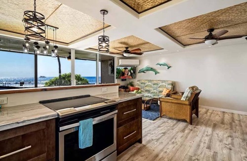 Historic Kailua Village Condo | Kona Reef A1: Ocean-view 2BR condo in Kailua-Kona, perfect for 4-6 guests.