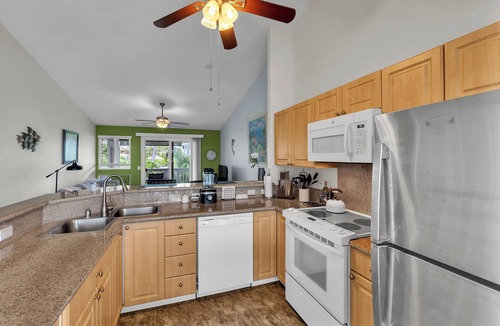 Kailua-Kona Condo | Kona Sea Ridge#Y22: Beautiful Top Floor unit with Ocean Views in Gated area