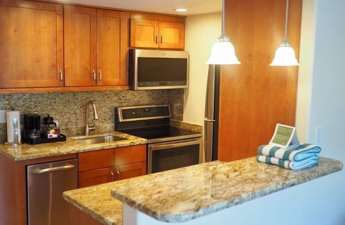 Historic Lahaina Front Street Resort | Lahaina Studio: Beachfront, Mountain View, Hot Tub