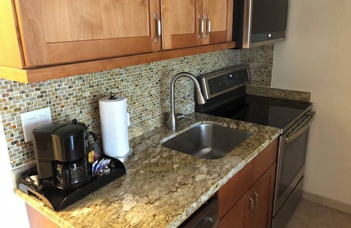 Historic Lahaina Front Street Resort | Lahaina Studio: Beachfront, Mountain View, Hot Tub