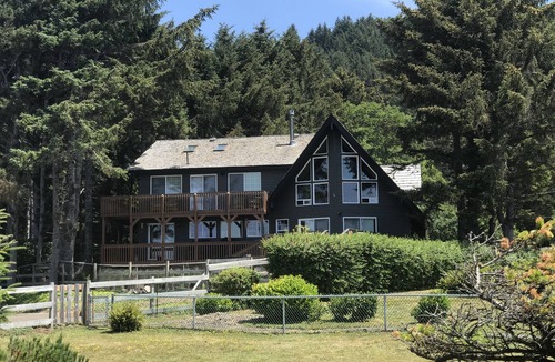 Yachats House | Large beach home, fantastic views of the Oregon Coast, detached, quaint cabin.