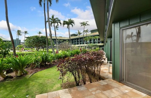 Hanamaulu Condo | Lava Lounge-Pool view/walkout access, 2 Queen Beds