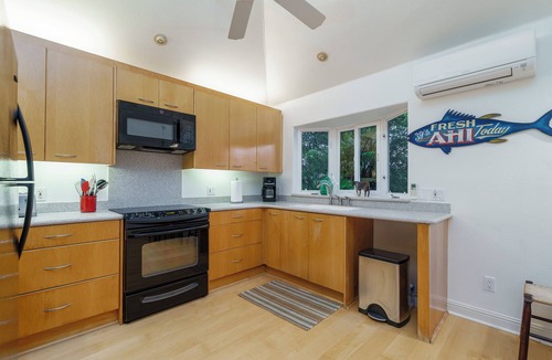 Lanikai Cottage | Little Yellow Cottage: Steps to Lanikai Beach
