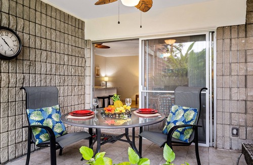 Kailua-Kona Condo | Lovely oceanfront condo with lanai, pool, grill & washer/dryer